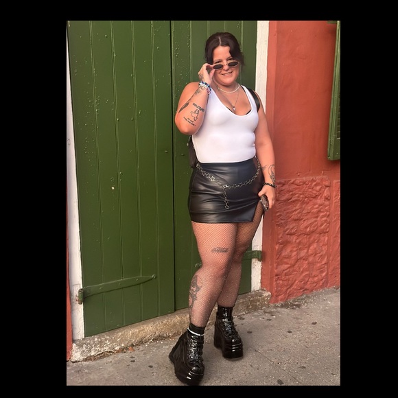 Meet your Posher, Megan - Picture 2 of 16